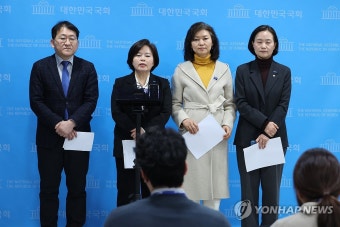 '내란특검법' 거부권 행사 규탄하는 조국혁신당 의원들