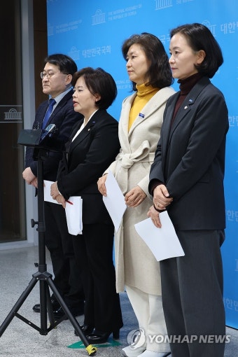 '내란특검법' 거부권 행사 규탄하는 조국혁신당 의원들