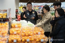 송미령 장관, 이마트 용산점 찾아 물가점검