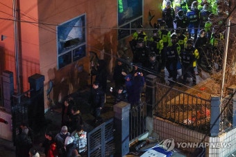 서부지법 사태 63명 구속…'특임전도사', 전광훈 연관성 부인