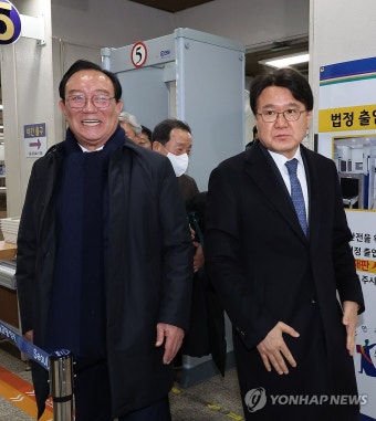 법정 나서는 송철호-황운하