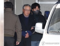 마포경찰서 나서는 사랑제일교회 특임전도사 윤모씨