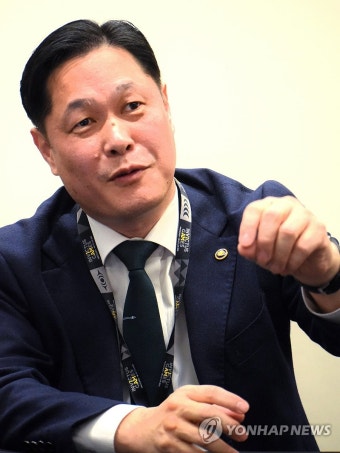 인터뷰하는 이희완 국가보훈부 차관