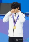 동계아시안게임 금메달 목에 거는 장성우