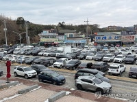 방문객 차량으로 가득 찬 남당항 주차장
