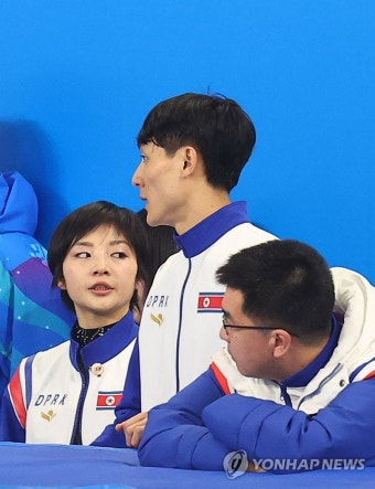 이야기 나누는 북한 피겨 렴대옥-한금철
