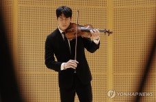 바이올린 연주하는 대니 구