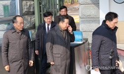 서울구치소 나서는 국민의힘 의원들