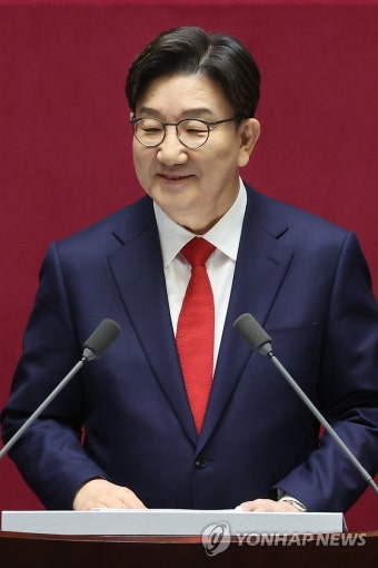 야당 고성에 웃음으로 대응하는 권성동 원내대표