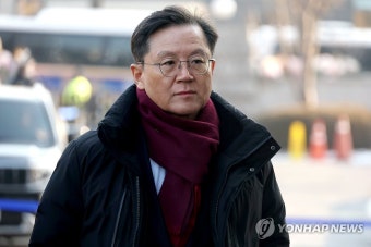 윤석열 대통령 탄핵심판 7차 변론기일 출석하는 윤갑근 변호사