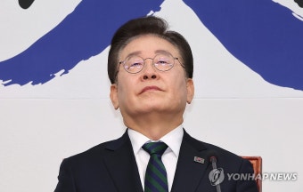 최고위원 발언 듣는 이재명 대표