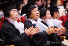 2024학년도 학력인정 문해교육 졸업식, 축하공연 관람하는 어르신들