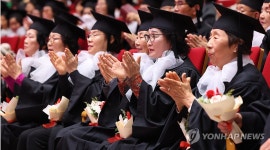 2024학년도 학력인정 문해교육 졸업식, 축하공연 관람하는 어르신들