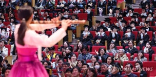 2024학년도 학력인정 문해교육 졸업식, 축하공연 관람하는 어르신들