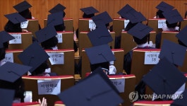 2024학년도 학력인정 문해교육 졸업식, 축하공연 관람하는 어르신들