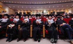 2024학년도 학력인정 문해교육 졸업식, 축하공연 관람하는 어르신들