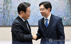 악수하는 민주당 이재명 대표-김경수 전 지사