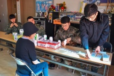 평창서 동계훈련 중 경로당 찾아 의료봉사한 해병대 1사단