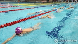 100ｍ당 1천원 기부…자선 모금 릴레이 수영행사