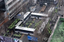 탄핵 반대 집회에 갈라진 광주 금남로