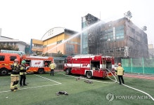 무학여자고등학교 화재 진압 나선 소방관들