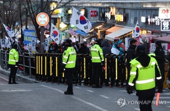 문형배 대행 집 앞 집회에 배치된 경찰들