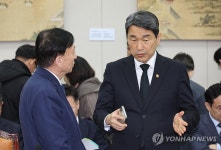 대화하는 설동호 대전시교육감과 이주호 부총리