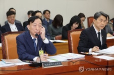 답하는 설동호 대전시교육감