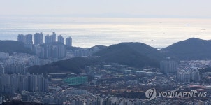 부산 남구 황령산 전망대서 바라본 대마도