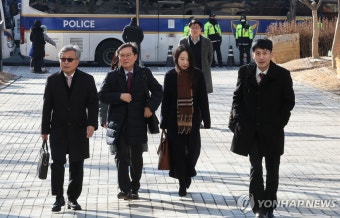 윤석열 대통령 내란혐의 첫 형사재판 출석하는 윤 대통령 측 변호인단