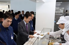 현대차 구내식당 찾은 이재명 대표