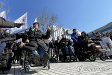 고속버스에 휠체어 리프트를…광주 장애인들 7년만에 승소(종합)