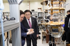 한국표준과학연구원 방문한 유상임 장관