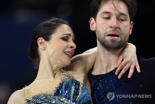 연기 펼치는 디애나 스텔라토-두덱·막심 데샹