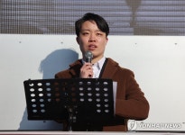 사직 전공의들 정부, 입영 대기 철회하고, 입대 허용해야