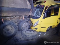 아산 국도서 통근버스가 덤프트럭 추돌…11명 중경상