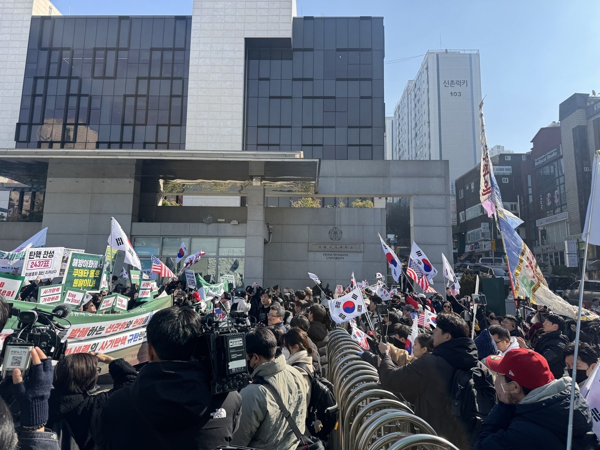 이화여대 대강당 앞 탄핵 찬반 집회, 학생들의 격돌과 갈등