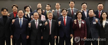 파이팅 하는 조셉 윤 주한 미국대사대리와 의원들