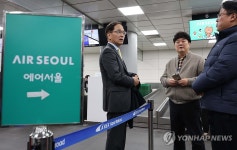 수속 카운터 점검하는 김중호 대표이사