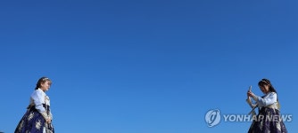 푸른 하늘 펼쳐진 경복궁