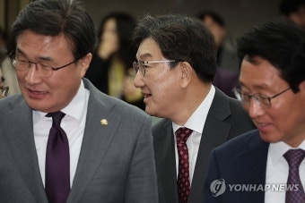 의원총회 참석하는 권성동 원내대표