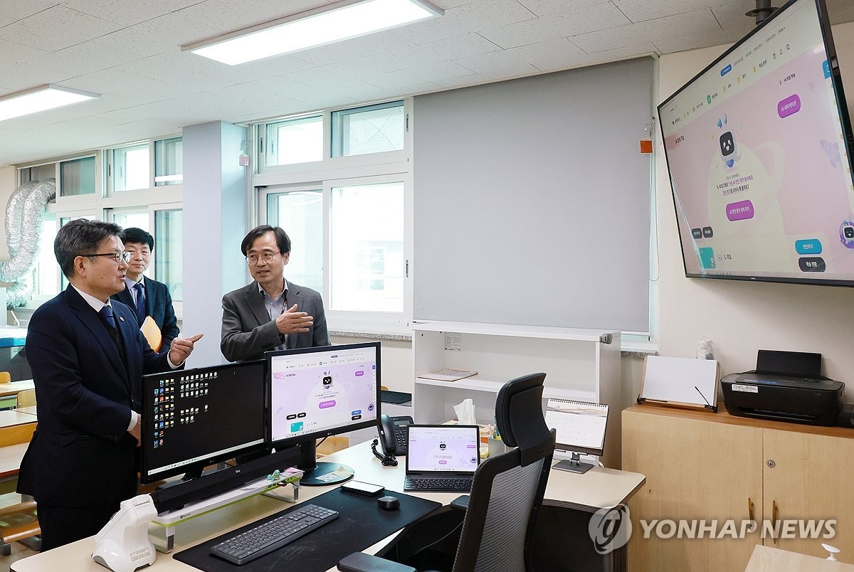 교육부 차관, 오석환 경기 시흥시 군서초등 디지털 인프라 현황 점검 및 AI 교과서 대비 완료