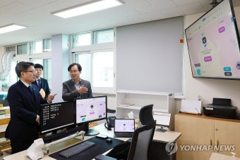 교육부 차관, 오석환 경기 시흥시 군서초등 디지털 인프라 현황 점검 및 AI 교과서 대비 완료