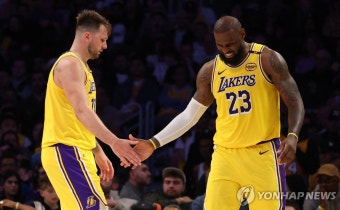 커리 56점 폭발…NBA 골든스테이트, 17점 열세 뒤집고 5연승