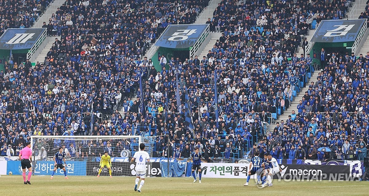 수원, 인천, 전남 등 다양한 지역에서 열리는 역동적인 경기들, 축구의 열기로 가득한 한 주