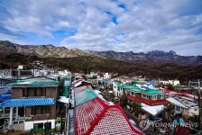 눈 쌓인 북한산과 강북 수유동 마을 풍경