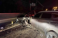 원주서 승용차와 승합차 충돌…2명 다쳐