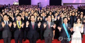 최상목 권한대행, 납세자의 날 기념촬영