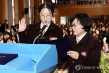 손녀뻘 학생과 함께 입학선서하는 익산 함열여고 시니어반 학생
