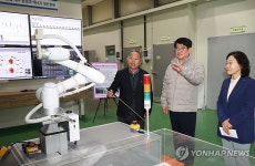 연구시설 살펴보는 권재한 농촌진흥청장